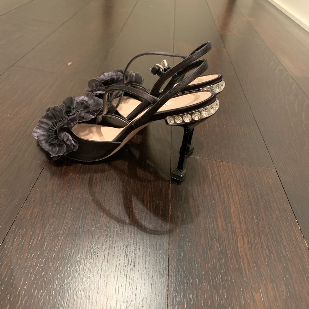 Crystal-embellished Floral-appliquéd Sandal